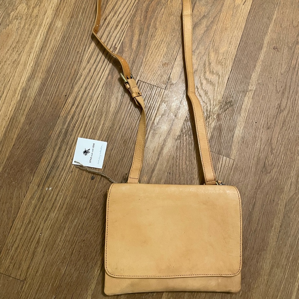 Beautiful NEW Noonday leather purse with tags